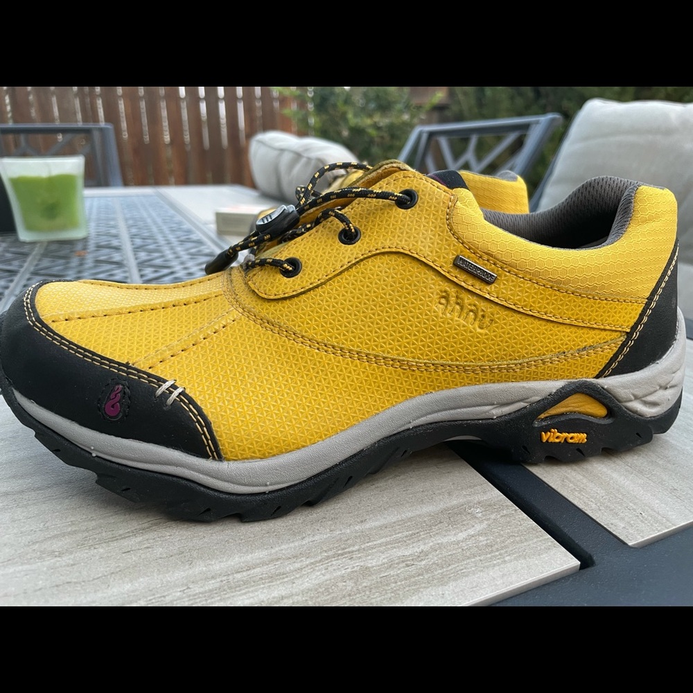 Never worn Ahnu Calaveras waterproof hiking shoe